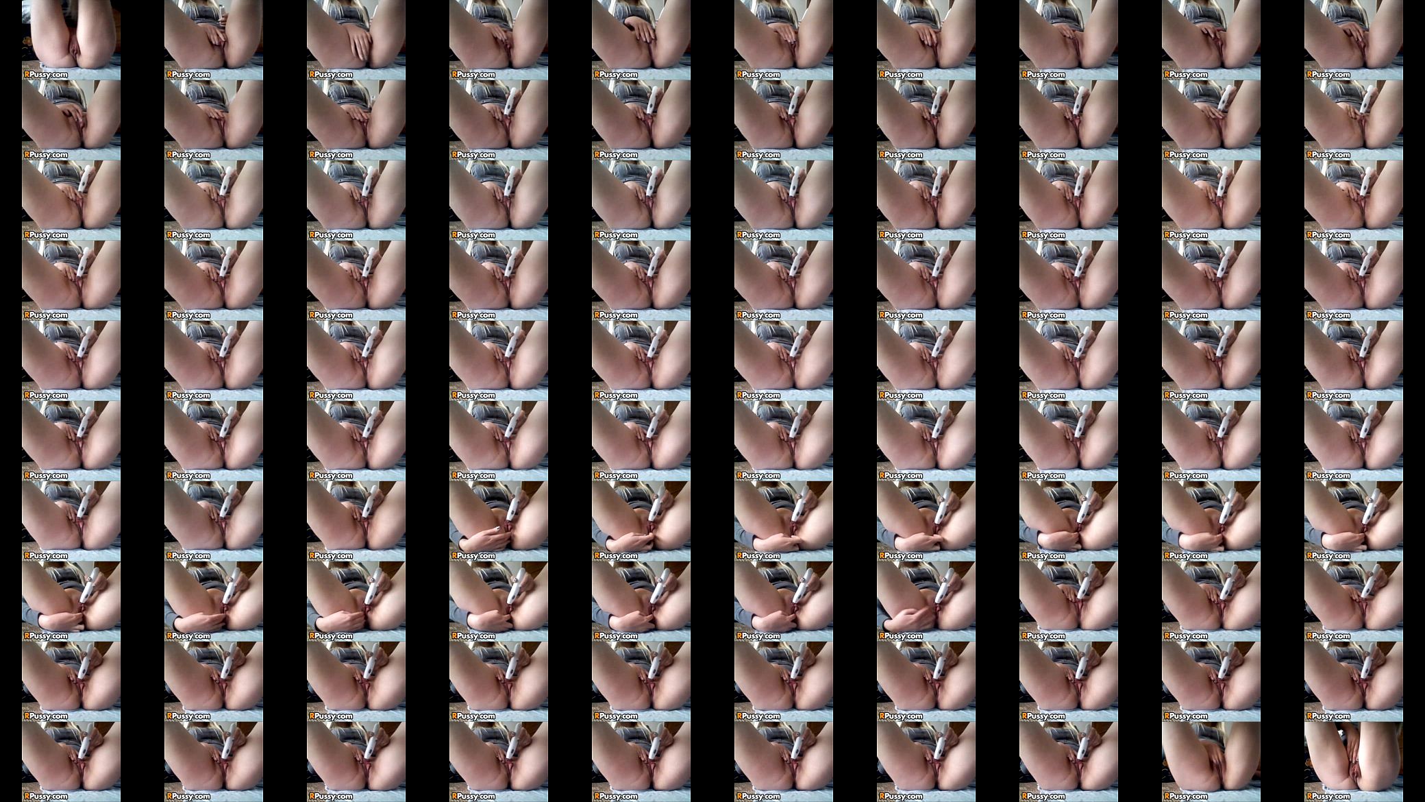 Blonde babe toying her horny pussy on webcam 预览图