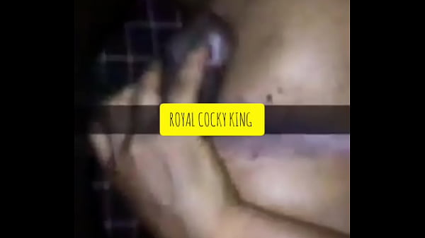 Big ass naija sugar mummy inserting dick into p...