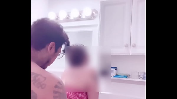 sexo no banheiro com a peituda baixinha