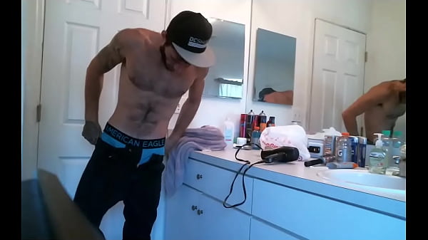 Straight Guy Gets Out of Shower On Cam - watch ...