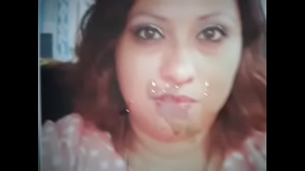 Aventandole leche sobre la cara de la contadora...