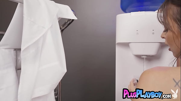 Petite MILF Riley Reid in water break and big booty MILF exposed hot body