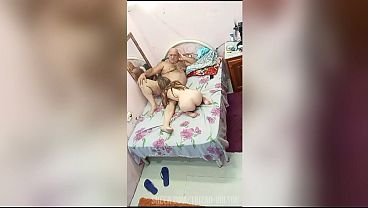LOIRA TEM ---24---ANOS--- E PEDIU PARA O VELHO GOZAR DENTRO BEM NO FUNDINHO