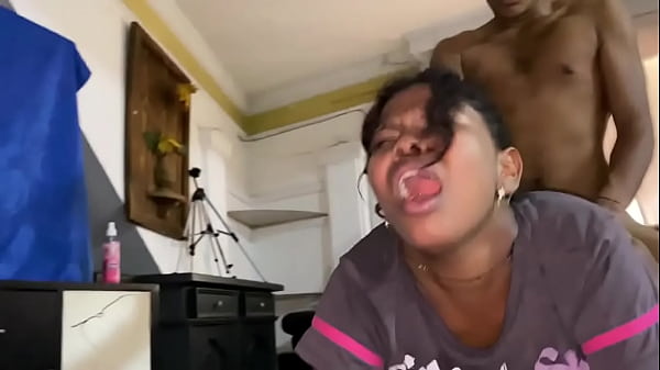 Download Video - mi hermanastra me despierta con una buena mamada y me corro en su boca