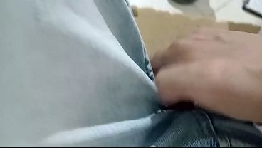 Delicioso pajazo despu&eacute;s de orinarme en los pantalones con mi pa&ntilde;al de tela