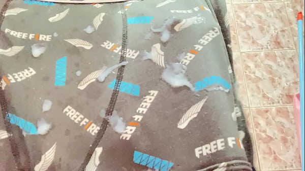 Masturbando até gozar gostoso no banho ! Assist...