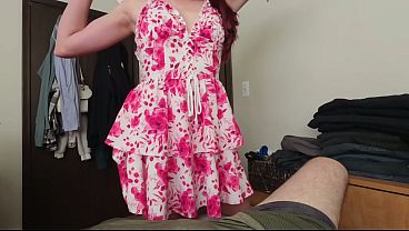 赤毛の女性がセクシーなミニドレスでラップダンスを披露(POV)