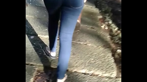 nice booty walking by in tight jean gostosa