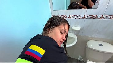 paramedicos tienen sexo a escondidas en el baño del hospital