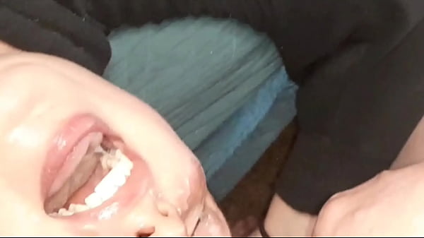 Se Branler Sur Le Visage Et Dans La Bouche De Mme Smash