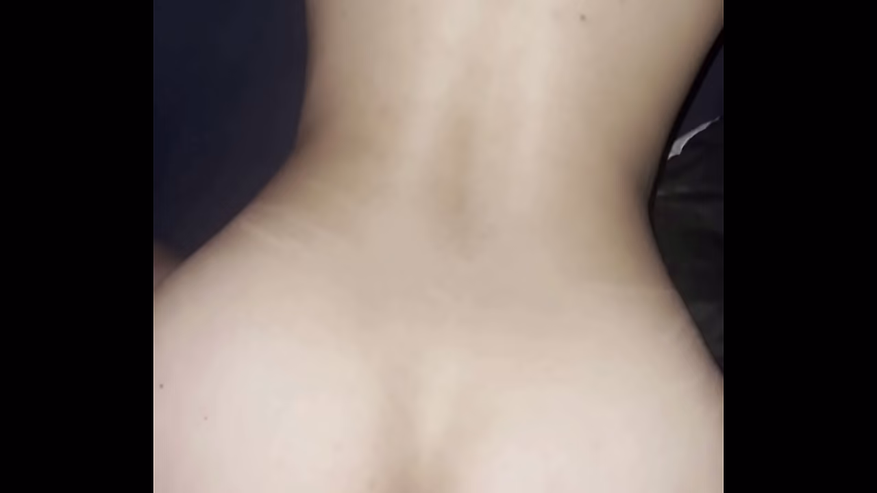 Despierto a mi hermanastra, me la follo duro en cuatro y me vengo dentro. Sexo casero