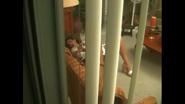 Solita y caliente masturb&aacute;ndose Gatita090