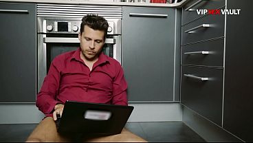 だらしないPOVディープスロート&hellip;彼女は彼のペニスでむせび、さらに欲しがって体をかがめる