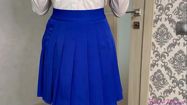 El estudiante llegó a la escuela con un atuendo revelador. La maestra la regañó por su mal comportamiento.
                   El estudiante llegó a la escuela con un atuendo revelador. La maestra la regañó por su mal comportamiento. muchos negros