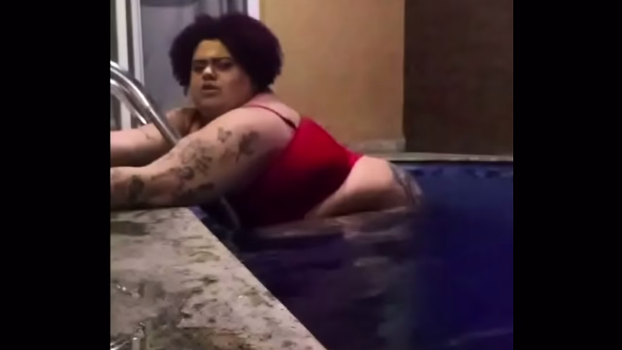 Demasiado trasero para una sumisa.
                    ass swimming pool ass licking domination facesitting transsexual big butt muchos negros