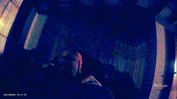 Meti&eacute;ndole pinga de misionero en su cuarto sin editar sin cortes sin filtros