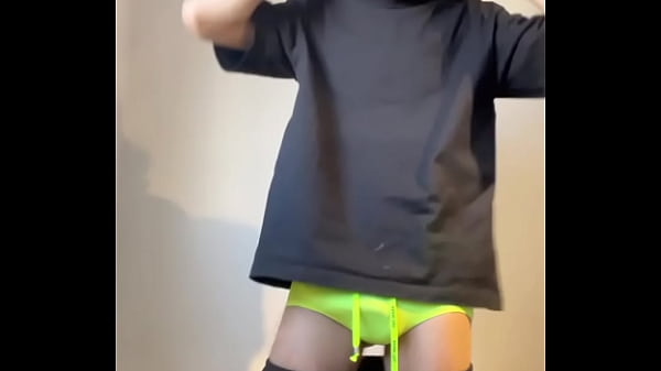 DOTADO COM SUNGA TIRA A ROUPA PARA A NAMORADA N...