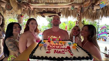 Pijamada con mi madrastra termina en sexo lesbico brutal