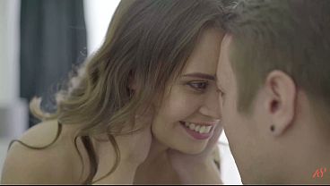 ブルネット美女がソファでアナルセックスされる!