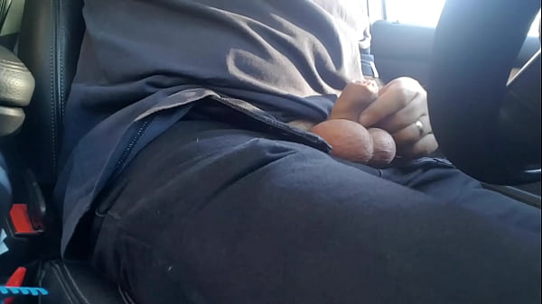 Download Video - branlette en voiture pour ma petite queue et ses grosses couilles