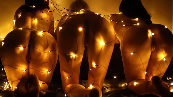 Three Girls and the Christmas lights - three cz...