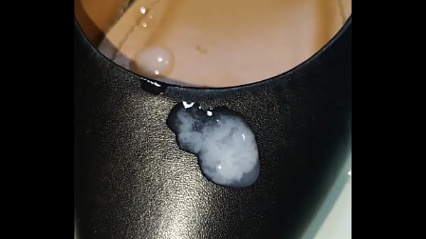 Gozando no Scarpin da prima enquanto ela toma b...