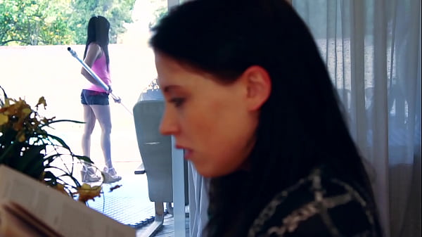 Hot &eacute;tudiante amateur draine la bite de son demi-fr&egrave;re