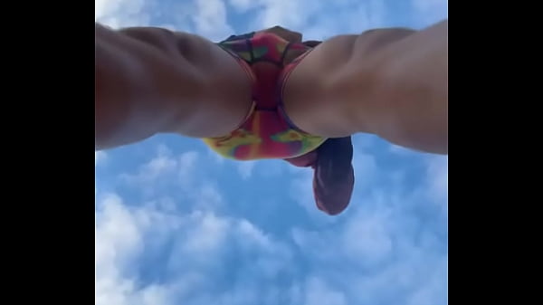 Can someone tell that fuckign bird to shut up! ?⬛ •