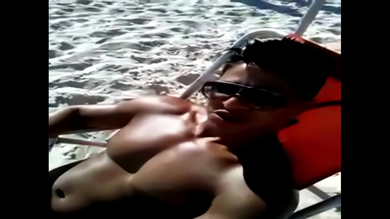 Madera dura en la playa !!!
                   duro pau soloboy praia pinto muchos negros