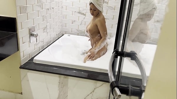 meu enteado me espiando enquanto estou tomando banho na hidro...