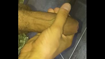 Corno batendo uma gostosa punheta