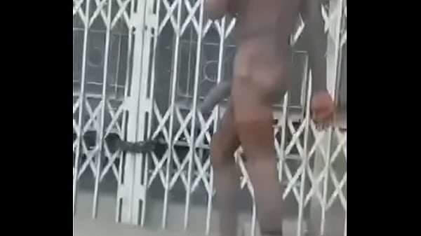 Andando pelado na rua