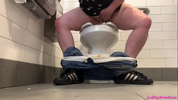 Bouncing boobs, pissing pussy, dirty feet and shoes