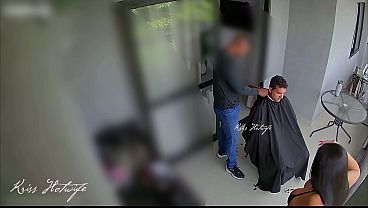 Download Video - Recebi o barbeiro para fazer cabelo do corno do meu marido bem puta&comma; usando um biqu&iacute;ni min&uacute;sculo e transparente