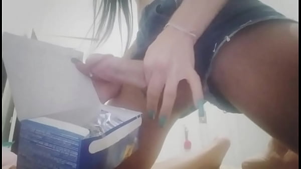 Download Video - Paloma Veiga gozando na caixa de chocolate