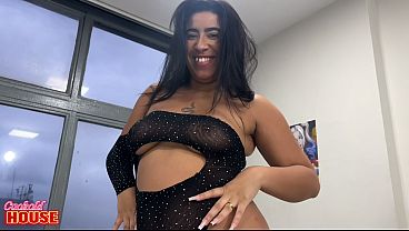 Morena brasileira de bunda grande num m&eacute;nage bem safado