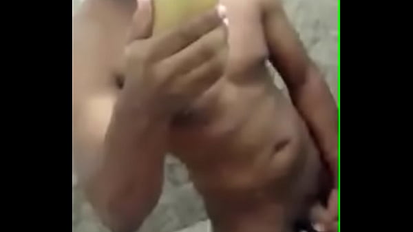 Moreno dotado batendo uma punheta.