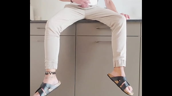 Wichsen in birkenstock sandalen in der küche