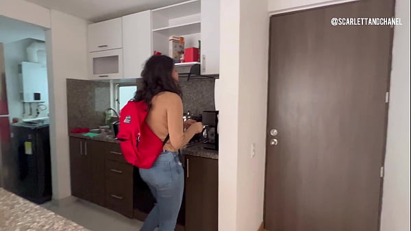 Download Video - Me encanta follar duro en el sof&aacute; con mi madrastra