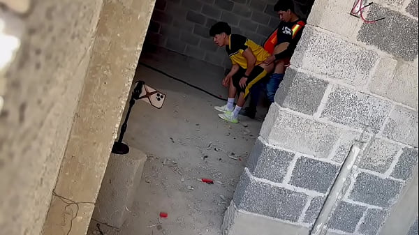 Download Video - Que rico espiar en obras negras a los cabrones que hacen cruising