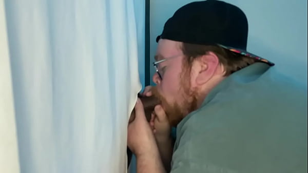Belle Non Coupée Se Fait Sucer Au Gloryhole
