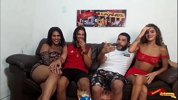 No sof&aacute; com Karina Mello, Pela primeira vez sur...