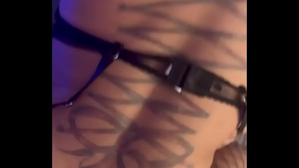 pov delicioso no sof&aacute; da sala