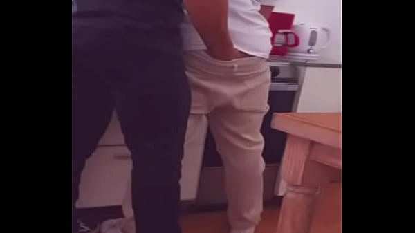 Compañero de departamento me toca y se prende y...