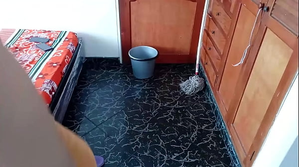 Download Video - Le Depilo el Culito y el co&ntilde;o peludo a mi mejor amiga cuando no hay nadie en casa &comma; se traga toda mi polla caliente