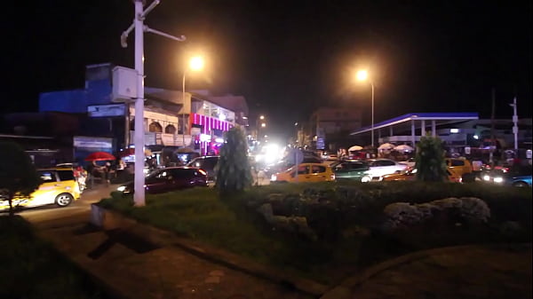 Au salon avec mon masseur kin&eacute;sith&eacute;rapeute qui veut examiner ma chatte