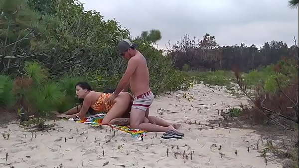 Download Video - Flagrei casal transando na beira da praia