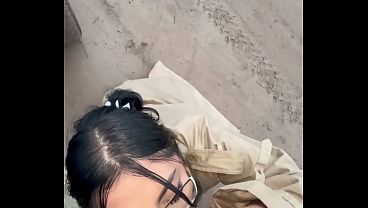 アルゼンチンの屋外で、裸のカップルが射精を伴う激しいセックスをしている。