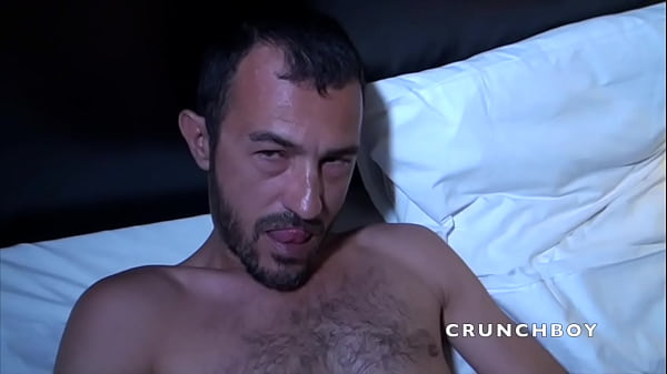 jeune latino bais&eacute; par un daddy de paris