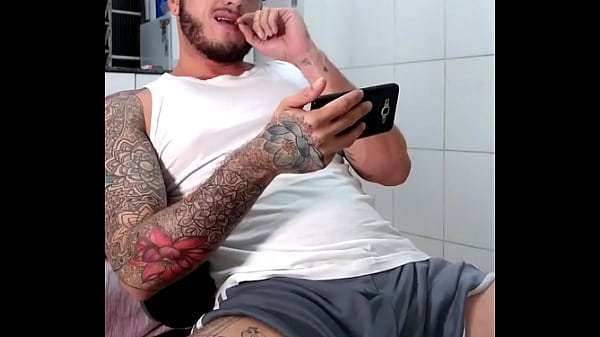 Download Video - L&eacute;o fumando e gozando